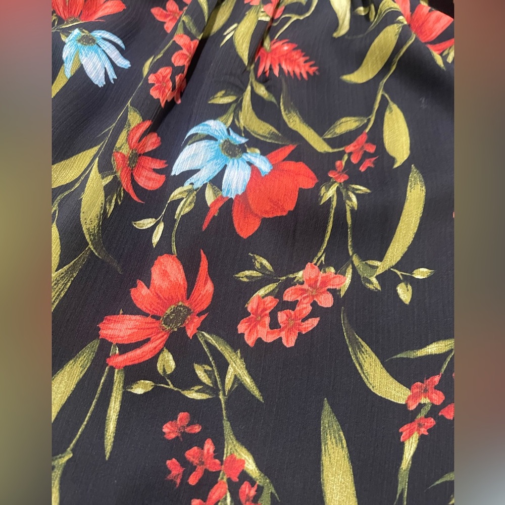 CeCe Black Blue Red Floral Ruffle Off the Shoulder Blouse Sz M Summer Date Night - Picture 9 of 11